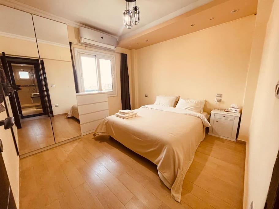 Comfortable Sunny 16 Mins From Airport Apartment *