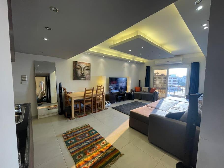 Apartment Comfortable Sunny 16 Mins From Airport Cairo