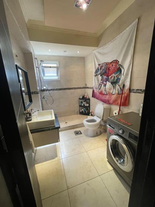 Comfortable Sunny 16 Mins From Airport Apartment