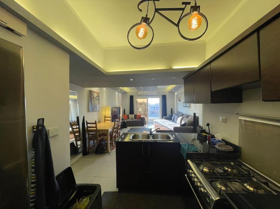Comfortable Sunny 16 Mins From Airport Apartment Cairo